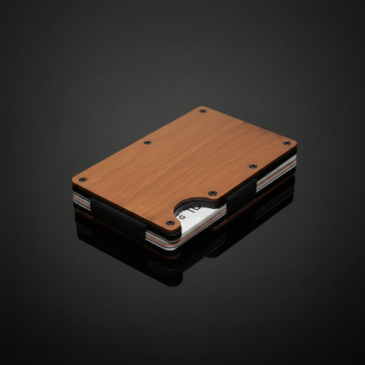 Labesi Smartwallet Kartenetui aus Kirschbaumholz mit Kartenfach auf dunklem Hintergrund mit Spiegelung.