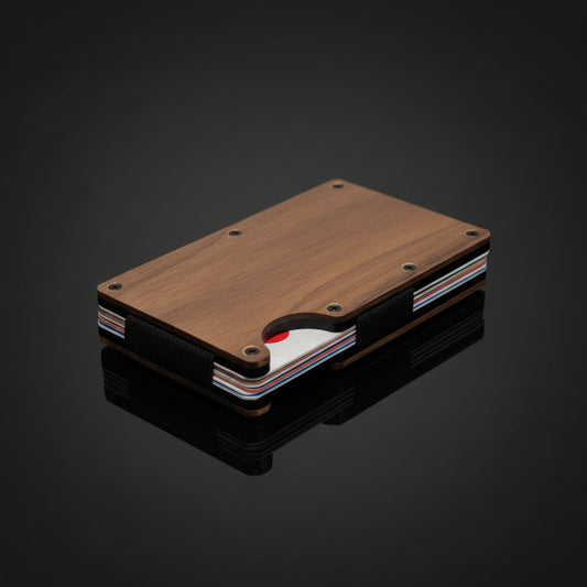 Labesi Smartwallet Kartenetui aus Nussbaumholz mit Kartenfach auf dunklem Hintergrund mit Spiegelung.