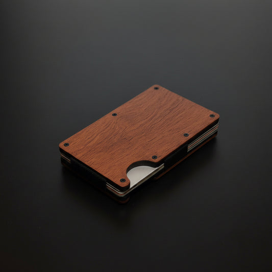 Labesi Smartwallet Kartenetui aus Rosenholz mit sichtbarem Kartenfach auf dunklem Hintergrund mit Spiegelung.