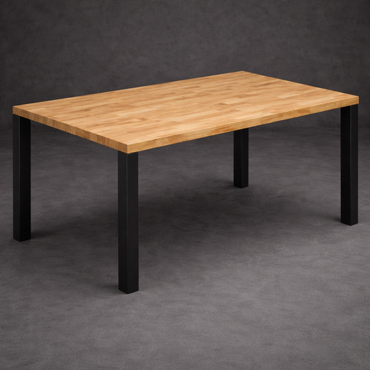 Massivholz Esstisch aus Eiche mit schwarzem Stahlgestell auf neutralem Hintergrund.